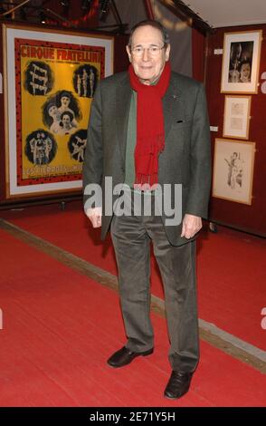 Le réalisateur français Robert Hossein participe au 28e Festival mondial du Cirque de Demain qui s'est tenu au Cirque Phenix à Paris, en France, le 4 février 2007. Photo de Nicolas Khayat/ABACAPRESS.COM Banque D'Images