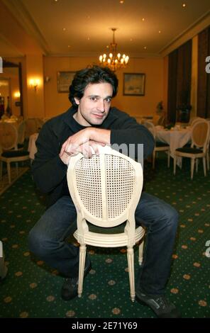 L'acteur français Bruno Salomone pose pour notre photographe au « Grand Hotel » lors de la 14e cérémonie de clôture du Festival du film Fantastic'Arts, à Gerardmer, en France, le 4 février 2007. Photo de Denis Guignebourg/ABACAPRESS.COM Banque D'Images