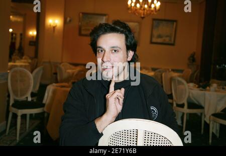 L'acteur français Bruno Salomone pose pour notre photographe au « Grand Hotel » lors de la 14e cérémonie de clôture du Festival du film Fantastic'Arts, à Gerardmer, en France, le 4 février 2007. Photo de Denis Guignebourg/ABACAPRESS.COM Banque D'Images