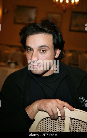 L'acteur français Bruno Salomone pose pour notre photographe au « Grand Hotel » lors de la 14e cérémonie de clôture du Festival du film Fantastic'Arts, à Gerardmer, en France, le 4 février 2007. Photo de Denis Guignebourg/ABACAPRESS.COM Banque D'Images