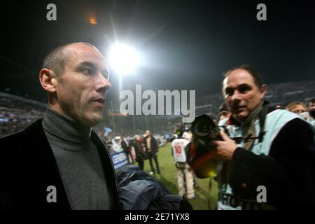 Le Manager du PSG Paul le Guen lors du match de football de première ligue de France Olympique de Marseille contre PSG au stade vélodrome de Marseille, le 4 février 2007. La correspondance s'est terminée par un tirage de 1-1. Photo de Mehdi Taamallah/Cameleon/ABACAPRESS.COM Banque D'Images