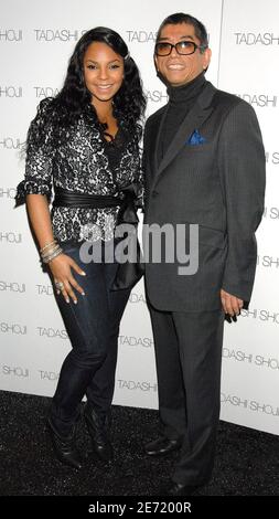 Ashanti et le designer Tadashi Shoji font marche arrière pendant le spectacle Tadashi Shoji dans le cadre de la Mercedes-Benz Fashion week automne 2007 qui s'est tenue à Bryant Park à New York City, États-Unis, le 4 février 2007. Photo de David Miller/ABACAPRESS.COM Banque D'Images