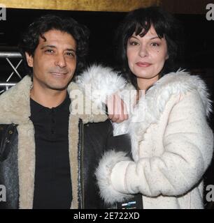 La Directrice Isabelle Mergault pose pour des photos avec son petit ami Choukri alors qu'ils assistent à la 14e édition annuelle de "Trophees le film Français", qui s'est tenue au Mandala Ray club à Paris, en France, le 6 février 2007. Photo de Nicolas Khayat/ABACAPRESS.COM Banque D'Images