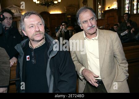 José Bove et Noel Mamere apparaissent au tribunal de Paris le 7 février 2007. La cour d'appel a confirmé un verdict et une peine d'emprisonnement de quatre mois pour l'agriculteur français et militant anti-mondialisation José Bove, pour avoir détruit un champ de maïs génétiquement modifié. Bove, qui veut se présenter aux élections présidentielles françaises cette année, a été condamné en 2005 pour avoir détruit un champ de maïs planté par la société américaine Pioneer Hi-Bred. Photo de Thibault Camus/ABACAPRESS.COM Banque D'Images