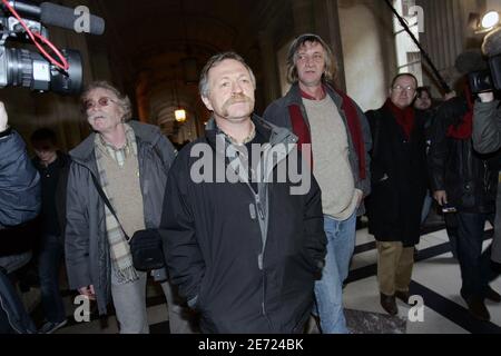 José Bove apparaît au tribunal de Paris le 7 février 2007. La cour d'appel a confirmé un verdict et une peine d'emprisonnement de quatre mois pour l'agriculteur français et militant anti-mondialisation José Bove, pour avoir détruit un champ de maïs génétiquement modifié. Bove, qui veut se présenter aux élections présidentielles françaises cette année, a été condamné en 2005 pour avoir détruit un champ de maïs planté par la société américaine Pioneer Hi-Bred. Photo de Thibault Camus/ABACAPRESS.COM Banque D'Images