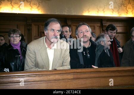 José Bove et Noel Mamere apparaissent au tribunal de Paris le 7 février 2007. La cour d'appel a confirmé un verdict et une peine d'emprisonnement de quatre mois pour l'agriculteur français et militant anti-mondialisation José Bove, pour avoir détruit un champ de maïs génétiquement modifié. Bove, qui veut se présenter aux élections présidentielles françaises cette année, a été condamné en 2005 pour avoir détruit un champ de maïs planté par la société américaine Pioneer Hi-Bred. Photo de Thibault Camus/ABACAPRESS.COM Banque D'Images