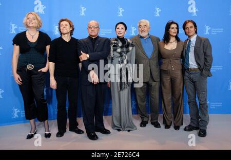 Jury international du 57e film "Berlinale", pose estivale lors d'un photocall à l'hôtel Hyatt, à Berlin, en Allemagne, le 08 février 2007. Jury est composé (de L à R) de l'éditeur danois Molly Malene Stensgaard, de l'acteur américain Willem Dafoe, du réalisateur américain Paul Schrader, du producteur chinois Nansun Shi, de l'acteur mexicain Gael Garcia Bernal, de l'actrice palestinienne Hiam Abbas et de l'acteur allemand Mario Adorf. Photo de Christophe Guibbbaud/ABACAPRESS.COM Banque D'Images