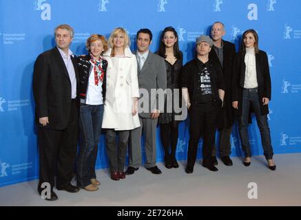 Acteurs du film 'la mome' : Directeur Olivier Dahan, producteur Alain Goldman, acteurs Emmanuelle Seigner, Marion Cotilard, Sylvie Testud, Clotilde Courau, Pascal Greggory et Jean-Pierre Martins posent pour les photographes lors d'une séance photo pour le film 'la Mome' au 57e Festival International du film de Berlin à Berlin, en Allemagne, le 8 février 2007. Photo de Christophe Guibbbaud/ABACAPRESS.COM Banque D'Images