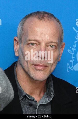 L'acteur français Pascal Greggory pose pour les photographes lors d'une séance photo pour son film « la Mome » au 57e Festival international du film de Berlin à Berlin, en Allemagne, le 8 février 2007. Photo de Christophe Guibbbaud/ABACAPRESS.COM Banque D'Images