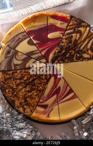 Roulette de fête pour sampler de cheesecake au dessert fantaisie avec décoration scintillante Banque D'Images