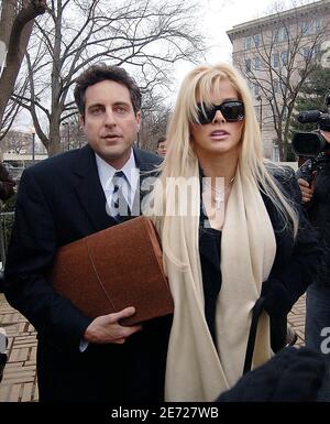 Anna Nicole Smith a l'intention de marier son avocat Howard K. Stern . Le couple est vu à Washington DC, États-Unis, à la suite d'arguments oraux à la Cour suprême des États-Unis le 28 février 2006. Photo par Olivier Douliery/ABACAPRESS.COM Banque D'Images