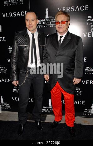 David Numbler et Elton John assistent au Rodeo Drive Walk of style Award en l'honneur de Gianni et Donatella Versace, qui s'est tenu à l'hôtel de ville de Beverly Hills à Los Angeles, CA, États-Unis, le 8 février 2007. Photo de Lionel Hahn/ABACAPRESS.COM Banque D'Images