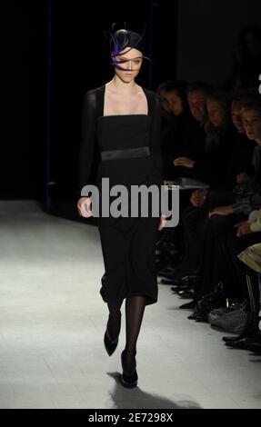 Un modèle présente une création de Donna Karan pour son spectacle de la collection Donna Karan automne 2007 dans le cadre de la Mercedes-Benz Fashion week qui s'est tenue à West Village à New York City, Etats-Unis, le 9 février 2007. Photo de Gregorio Binuya/ABACAUSA.COM Banque D'Images