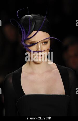 Un modèle présente une création de Donna Karan pour son spectacle de la collection Donna Karan automne 2007 dans le cadre de la Mercedes-Benz Fashion week qui s'est tenue à West Village à New York City, Etats-Unis, le 9 février 2007. Photo de Gregorio Binuya/ABACAUSA.COM Banque D'Images