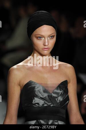 Un modèle présente une création de Donna Karan pour son spectacle de la collection Donna Karan automne 2007 dans le cadre de la Mercedes-Benz Fashion week qui s'est tenue à West Village à New York City, Etats-Unis, le 9 février 2007. Photo de Gregorio Binuya/ABACAUSA.COM Banque D'Images
