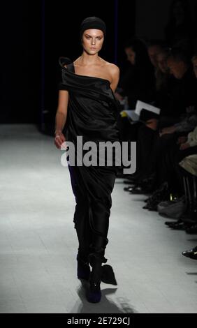 Un modèle présente une création de Donna Karan pour son spectacle de la collection Donna Karan automne 2007 dans le cadre de la Mercedes-Benz Fashion week qui s'est tenue à West Village à New York City, Etats-Unis, le 9 février 2007. Photo de Gregorio Binuya/ABACAUSA.COM Banque D'Images