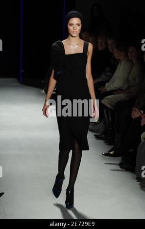 Un modèle présente une création de Donna Karan pour son spectacle de la collection Donna Karan automne 2007 dans le cadre de la Mercedes-Benz Fashion week qui s'est tenue à West Village à New York City, Etats-Unis, le 9 février 2007. Photo de Gregorio Binuya/ABACAUSA.COM Banque D'Images