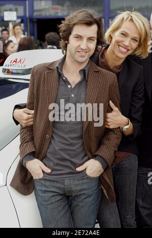 Emma Sjoberg-Wyklund pose avec Frédéric Diefenthal avant la projection du nouvel opus de Gerard Krawczyk 'taxi 4' dans le Plan de campagne, près de Marseille sud de la France, le 9 février 2007. Photo de Pascal Parrot/ABACAPRESS.COM Banque D'Images