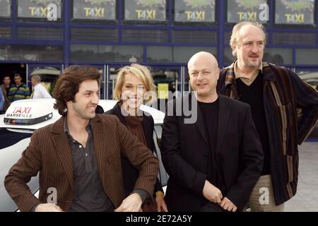 (G-D): Frédéric Diefenthal, Emma Sjoberg-Wyklundl, Gerard Krawczyk et Bernard Farcy posent avant la projection du nouvel opus de Gerard Krawczyk 'taxi 4' dans le Plan de campagne, près de Marseille sud de la France, le 9 février 2007. Photo de Pascal Parrot/ABACAPRESS.COM Banque D'Images