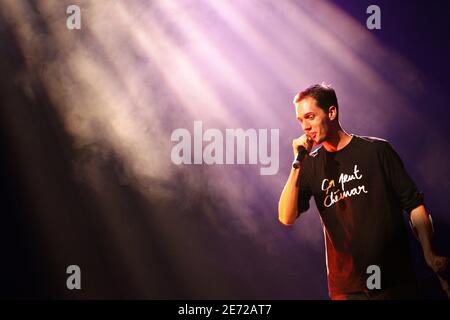 Le chanteur de Slam Grand corps Malade se produit à Olympia à Paris, France, le 9 février 2007 photo de Mehdi Taamallah/ABACAPRESS.COM Banque D'Images