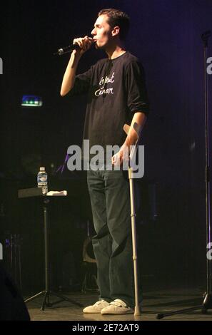 Le chanteur de Slam Grand corps Malade se produit à Olympia à Paris, France, le 9 février 2007 photo de Mehdi Taamallah/ABACAPRESS.COM Banque D'Images