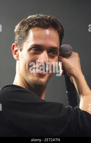 Le chanteur de Slam Grand corps Malade se produit à Olympia à Paris, France, le 9 février 2007 photo de Mehdi Taamallah/ABACAPRESS.COM Banque D'Images