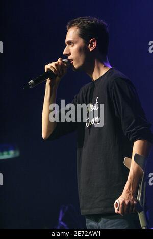 Le chanteur de Slam Grand corps Malade se produit à Olympia à Paris, France, le 9 février 2007 photo de Mehdi Taamallah/ABACAPRESS.COM Banque D'Images