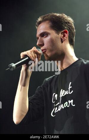 Le chanteur de Slam Grand corps Malade se produit à Olympia à Paris, France, le 9 février 2007 photo de Mehdi Taamallah/ABACAPRESS.COM Banque D'Images