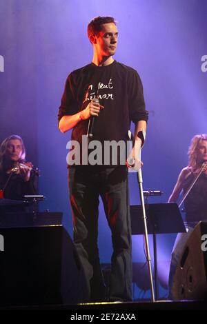 Le chanteur de Slam Grand corps Malade se produit à Olympia à Paris, France, le 9 février 2007 photo de Mehdi Taamallah/ABACAPRESS.COM Banque D'Images