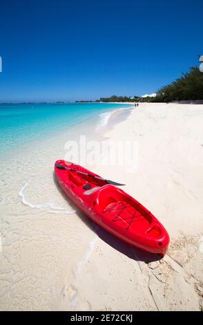 Seven Mile Beach, Red Kayak au bord de l'eau, Grand Cayman, Iles Caïmans, Caraïbes Banque D'Images