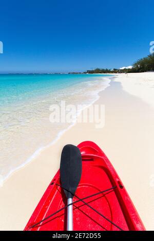 Seven Mile Beach, Red Kayak au bord de l'eau, Grand Cayman, Iles Caïmans, Caraïbes Banque D'Images