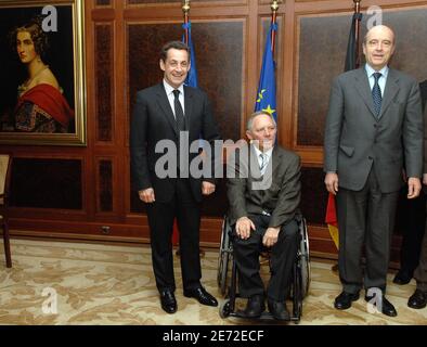 Nicolas Sarkozy, chef de l'UMP et ministre français de l'intérieur (à gauche) et Alain Juppe, maire de Bordeaux, rencontrent le ministre allemand de l'intérieur Wolfgang Schaeuble (au centre) pour des entretiens à l'hôtel Adlon à Berlin, en Allemagne, le 12 février 2007. Photo de Christophe Guibbbaud/ABACAPRESS.COM Banque D'Images