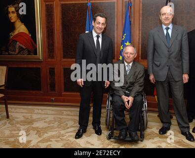 Nicolas Sarkozy, chef de l'UMP et ministre français de l'intérieur (à gauche) et Alain Juppe, maire de Bordeaux, rencontrent le ministre allemand de l'intérieur Wolfgang Schaeuble (au centre) pour des entretiens à l'hôtel Adlon à Berlin, en Allemagne, le 12 février 2007. Photo de Christophe Guibbbaud/ABACAPRESS.COM Banque D'Images