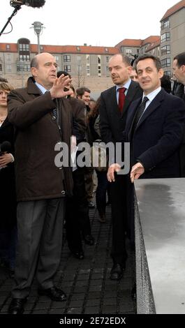 Le maire de Bordeaux, Alain Juppe (à gauche), et Nicolas Sarkozy, chef de l'UMP et ministre français de l'intérieur (à droite), visitent le mémorial de l'Holocauste à Berlin, en Allemagne, le 12 février 2007. Photo de Christophe Guibbbaud/ABACAPRESS.COM Banque D'Images