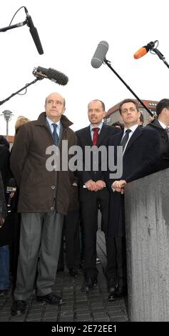 Le maire de Bordeaux, Alain Juppe (à gauche), et Nicolas Sarkozy, chef de l'UMP et ministre français de l'intérieur (à droite), visitent le mémorial de l'Holocauste à Berlin, en Allemagne, le 12 février 2007. Photo de Christophe Guibbbaud/ABACAPRESS.COM Banque D'Images