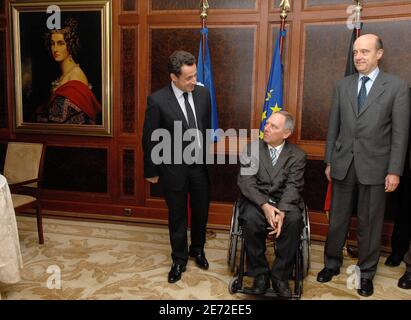 Nicolas Sarkozy, chef de l'UMP et ministre français de l'intérieur (à gauche) et Alain Juppe, maire de Bordeaux, rencontrent le ministre allemand de l'intérieur Wolfgang Schaeuble (au centre) pour des entretiens à l'hôtel Adlon à Berlin, en Allemagne, le 12 février 2007. Photo de Christophe Guibbbaud/ABACAPRESS.COM Banque D'Images