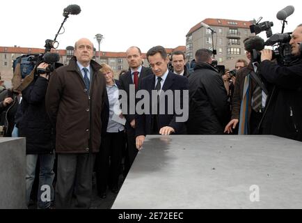 Le maire de Bordeaux, Alain Juppe (à gauche), et Nicolas Sarkozy, chef de l'UMP et ministre français de l'intérieur (à droite), visitent le mémorial de l'Holocauste à Berlin, en Allemagne, le 12 février 2007. Photo de Christophe Guibbbaud/ABACAPRESS.COM Banque D'Images