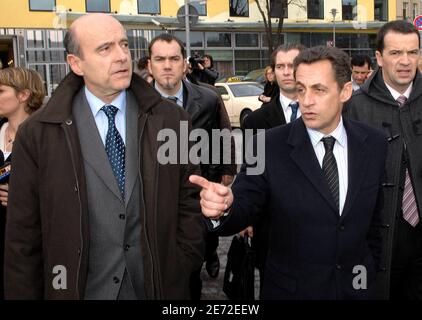 Le maire de Bordeaux, Alain Juppe (à gauche), et Nicolas Sarkozy, chef de l'UMP et ministre français de l'intérieur (à droite), visitent le mémorial de l'Holocauste à Berlin, en Allemagne, le 12 février 2007. Photo de Christophe Guibbbaud/ABACAPRESS.COM Banque D'Images