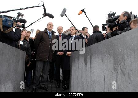 Le maire de Bordeaux, Alain Juppe (à gauche), et Nicolas Sarkozy, chef de l'UMP et ministre français de l'intérieur (à droite), visitent le mémorial de l'Holocauste à Berlin, en Allemagne, le 12 février 2007. Photo de Christophe Guibbbaud/ABACAPRESS.COM Banque D'Images