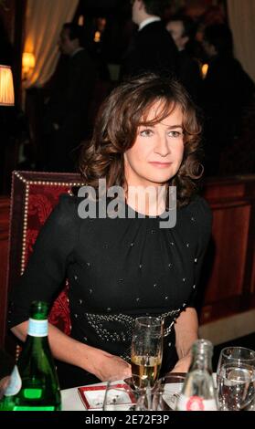 L'actrice et réalisatrice française Valérie Lemercier pose lors de la cérémonie de remise des candidatures pour la prochaine cérémonie de remise des Cesar 2007 qui aura lieu au Fouquet à Paris le 12 février 2007. Photo de Denis Guignebourg/ABACAPRESS.COM Banque D'Images