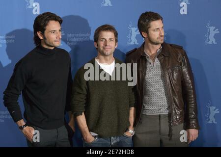 (De gauche à droite) l'acteur brésilien Rodrigo Santoro, le réalisateur américain Zack Snyder et l'acteur britannique Gerard Butler posent pour les photographes lors d'une séance photo du film '300' au 57e Festival International du film 'Berlinale' à Berlin, en Allemagne, le 14 février 2007. Photo de Thierry Orban/ABACAPRESS.COM Banque D'Images