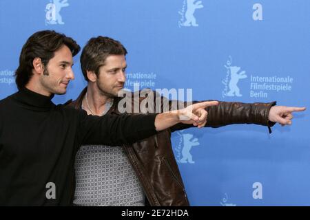 (De gauche à droite) l'acteur brésilien Rodrigo Santoro et l'acteur britannique Gerard Butler posent pour les photographes lors d'une séance photo du film '300' au 57e Festival International du film 'Berlinale' à Berlin, en Allemagne, le 14 février 2007. Photo de Thierry Orban/ABACAPRESS.COM Banque D'Images