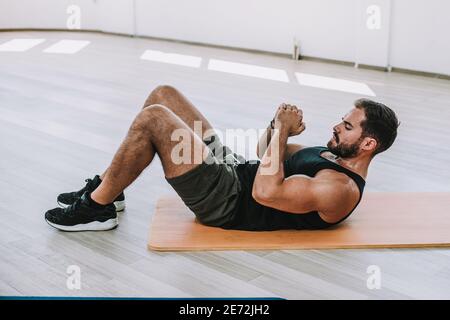 homme s'entraîner dans la salle de gym, entraînement de fitness Banque D'Images