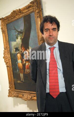 'Carlos Alberdi Alonso, Directeur général de la coopération culturelle et de la communication du Ministère espagnol de la Culture, se trouve à côté de ''enfants avec un chariot, (1778)'' par Francisco de Goya, espagnol, exposé le 15 février 2007, au Musée Guggenheim de New York. Il a été annoncé que la peinture précédemment volée se joindra à l'exposition "peinture panish d'El Greco à Picasso: Temps, vérité et histoire" déjà ouverte jusqu'au 28 mars. Le Goya a été volé en novembre 2006 alors qu'il était en route vers New York pour l'ouverture de l'exposition de peinture espagnole, et a été récupéré par le FBI an