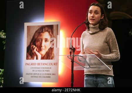 Melanie Betancourt prononce son discours avant un concert organisé par le Comité d'appui de Paris pour Ingrid Betancourt à l'Hôtel de ville de Paris, France, le 19 février 2007. Le Comité demande la libération d'Ingrid Betancourt, un homme politique franco-colombien, enlevé par les Forces armées révolutionnaires de Colombie (FARC) en 2002. Photo de Mehdi Taamallah/ABACAPRESS.COMArmed Forces de Colombie (FARC) en 2002. Photo de Mehdi Taamallah/ABACAPRESS.COM Banque D'Images