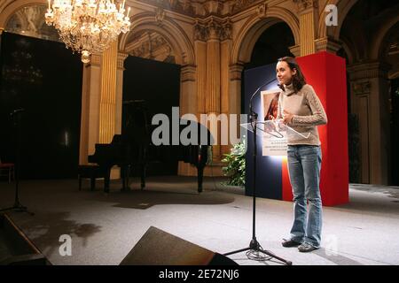 Melanie Betancourt prononce son discours avant un concert organisé par le Comité d'appui de Paris pour Ingrid Betancourt à l'Hôtel de ville de Paris, France, le 19 février 2007. Le Comité demande la libération d'Ingrid Betancourt, un homme politique franco-colombien, enlevé par les Forces armées révolutionnaires de Colombie (FARC) en 2002. Photo de Mehdi Taamallah/ABACAPRESS.COMArmed Forces de Colombie (FARC) en 2002. Photo de Mehdi Taamallah/ABACAPRESS.COM Banque D'Images