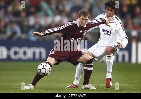 Bayern Munich Bastian Schweinsteiger et le Real Madrid Miguel Torres se battent pour le ballon lors du premier tour de knockout de la Ligue des Champions, match de football de la première jambe, Real Madrid contre Bayern Munich à Madrid. Real Madrid a gagné 3-2. Photo de Christian Liewig/ABACAPRESS.COM Banque D'Images