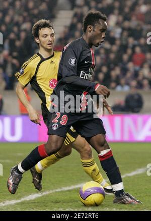 Peguy Luyindula du PSG lors du 3e tour de l'UEFA, match de football de deuxième jambe, Paris Saint Germain contre AEK Athènes au Parc des Princes à Paris, France, le 22 février 2007. PSG a gagné 2-0. Photo de Mehdi Taamallah/Cameleon/ABACAPRESS.COM Banque D'Images