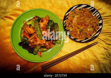 Poulet à l'ail chinois aux légumes sautés et à côté de riz frit au porc Banque D'Images