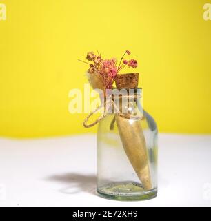 Un morceau de papier peint à l'intérieur de la gousse de verre et de la prise de bois sur fond blanc et jaune. Correspondance de style ancien et ancien. Banque D'Images